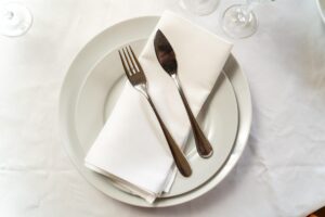fehér tányéron szalvéta és villa