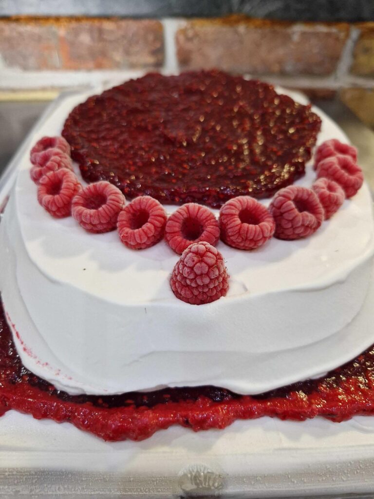 piros-fehér torta, sütemény, málna