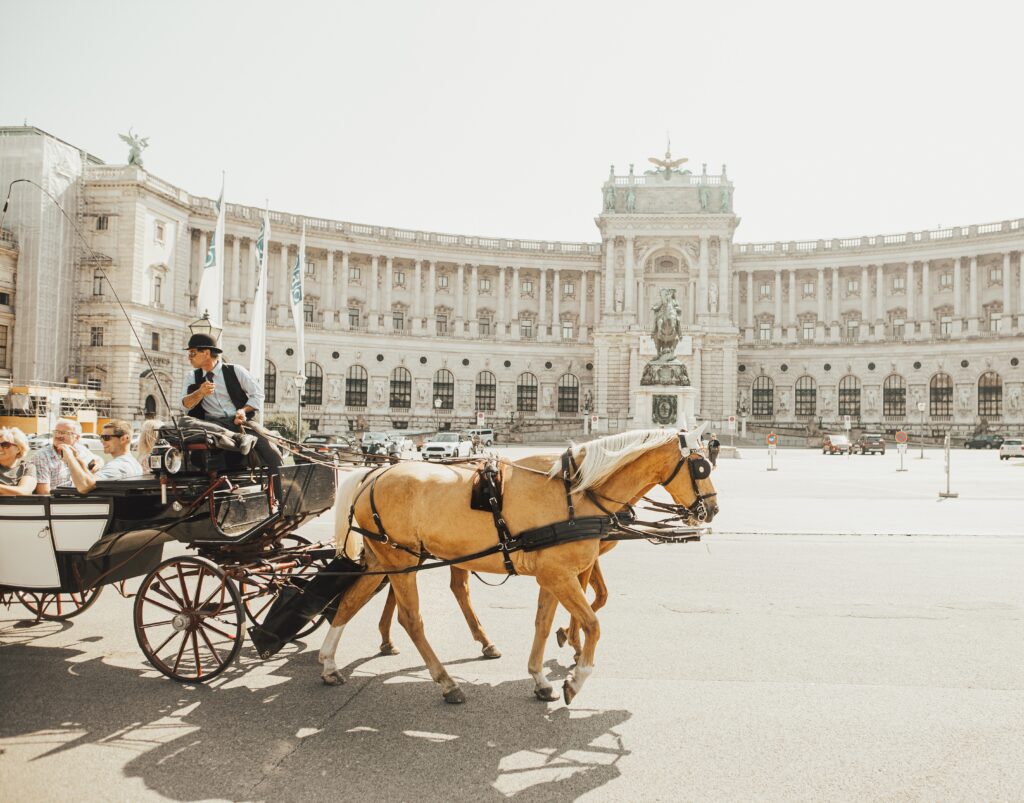 lovaskocsi halad el egy épület előtt a fenntartható Bécsben
