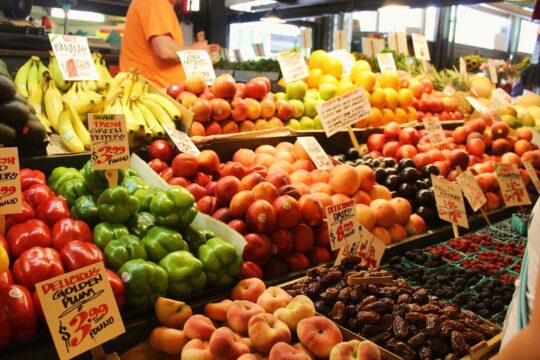 színes gyümölcs és zöldség piacon