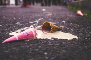 fagylalt, jégkrém, tölcsér a betonon