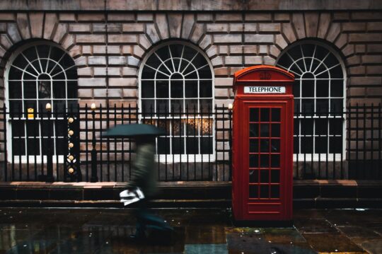 london, utca, piros telefonfülke, ember