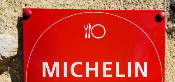 piros tábla, rajta michelin csillag felirat