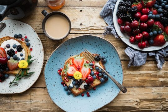 reggeli kék tányéron: palacsinta, gyümölcs