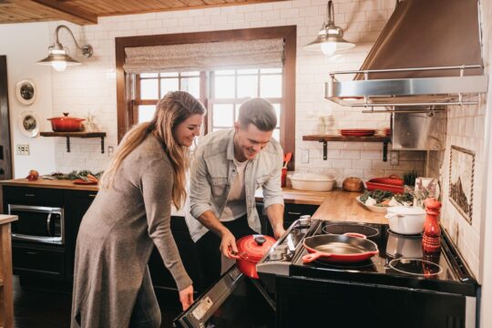 férfi és nő főznek egy konyhában, háttérben ablak
