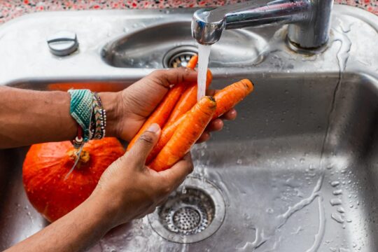 csapban sárgarépát mosnak