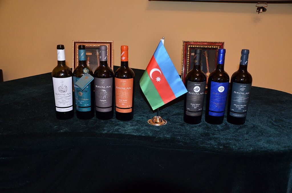 borospalackok, közöttük azerbajdzsán zászlója