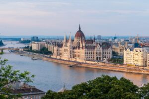 budapest, duna, országház nappal
