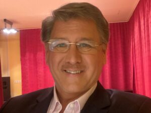 kautzky armand, bajszos, szemüveges férfi, mögötte piros függöny