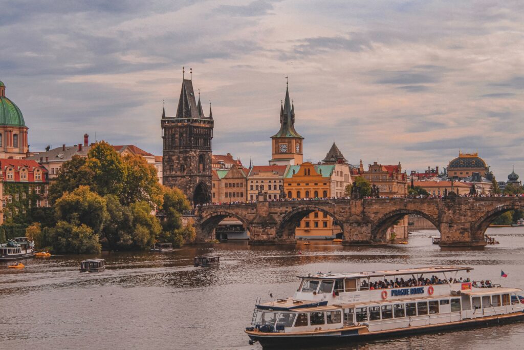 Prága Vltava Károly híd hajóval ősszel