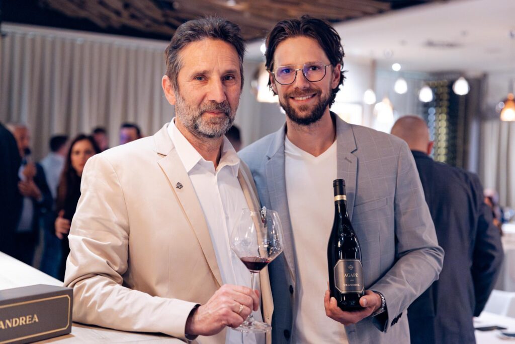 két férfi egy borbárban egy pohár és egy palack borral