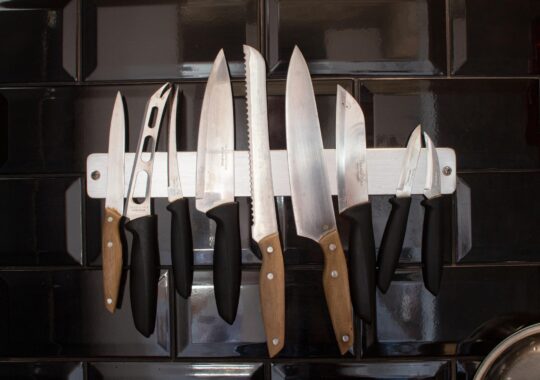 több konyhai kés egymás mellett