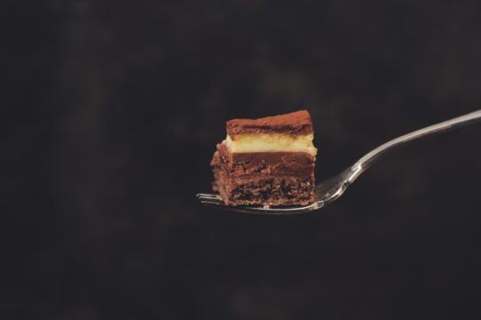 barna-sárga csokoládés sütemény, torta