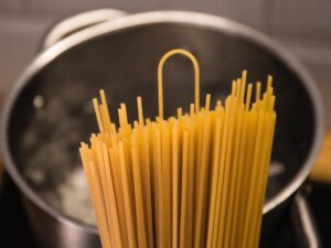 sárga tészta, mögötte fazék