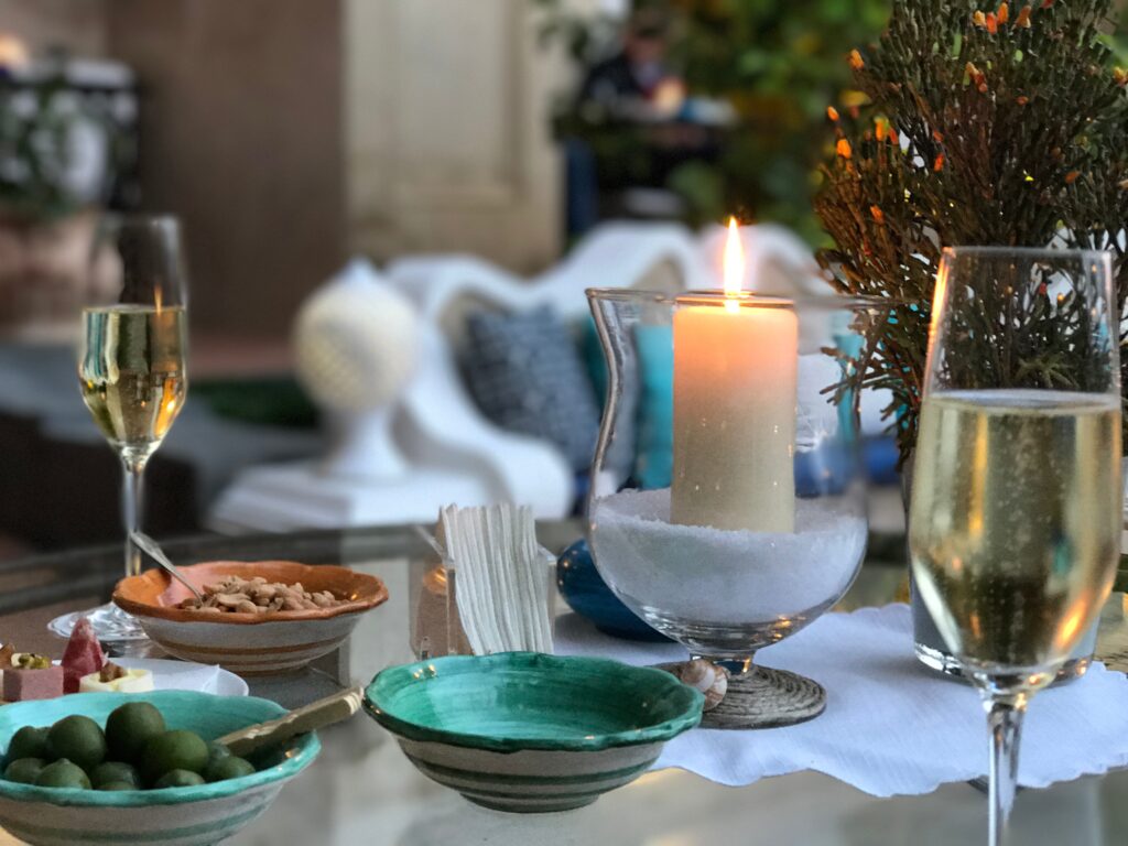 egy asztalon két pohár pezsgő
