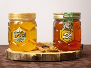 két átlátszó üveg, benne sárga méz