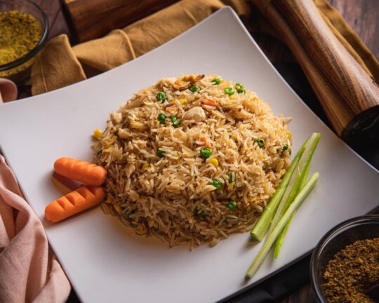 rizs és zöldség egy tányéron