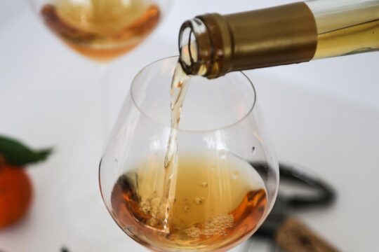 átlátszó pohárban barna tokaji aszú bor