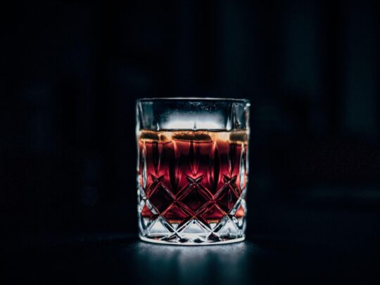 barna ital átlászó pohárban, whisky, whiskey, rum, konyak