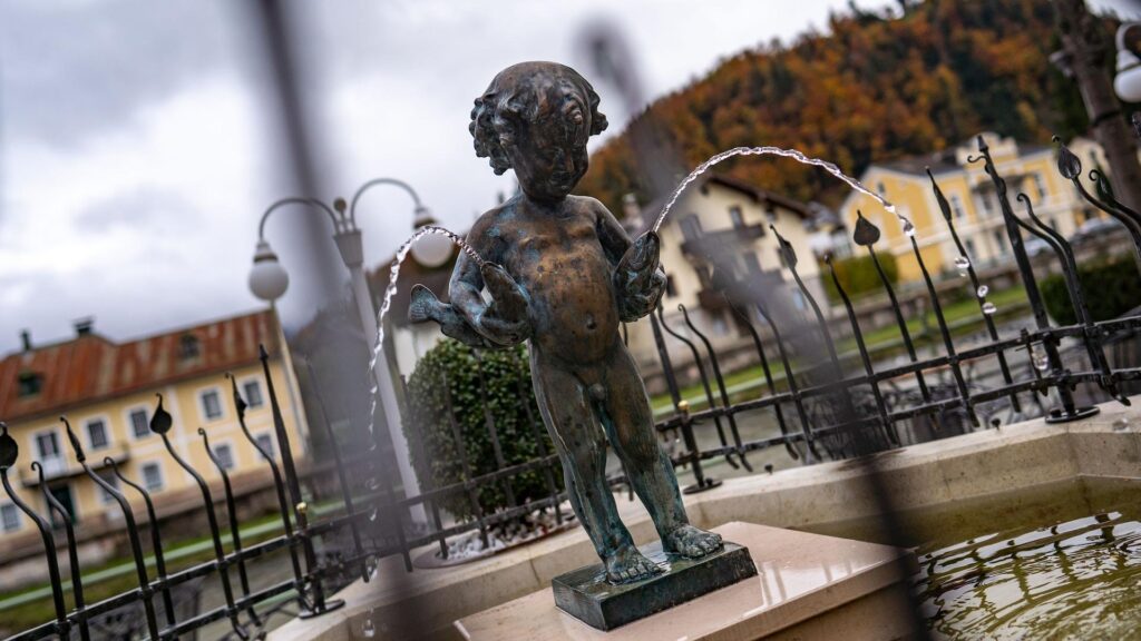 szobor, szőkőkút, épületek