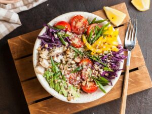 tányér felülnézetből, benne saláta, paradicsom, paprika