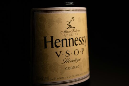 egy palack cognac címkéje