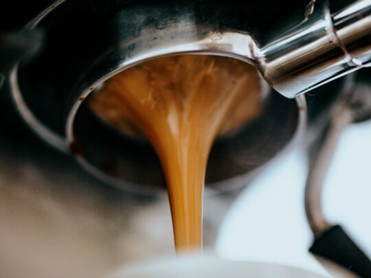 barna kávé folyik a gépből