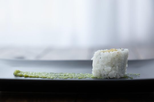rizs, sushi, zöld wasabi tányéron
