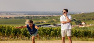 két férfi áll a természetben, Villány