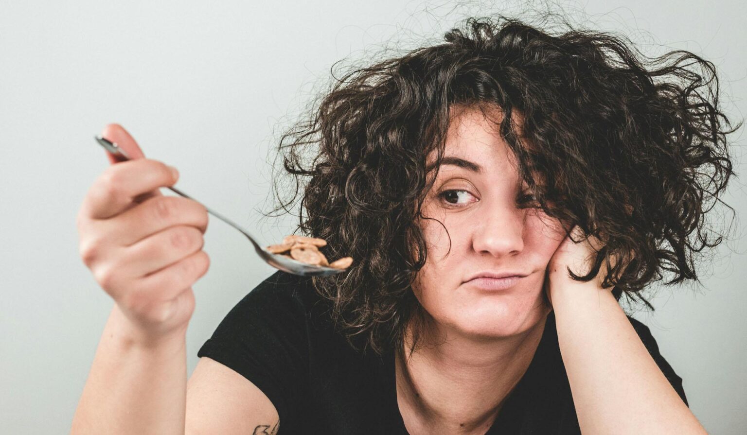 fekete hajú nő kezében egy kanál