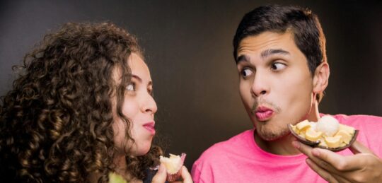 egy férfi és egy nő eszik