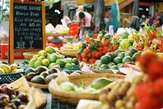 gyümölcs és zöldség egy piaci árusnál