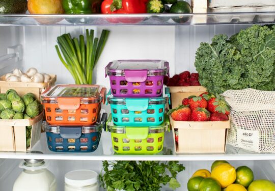 dobozok, zöldségek a hűtőben