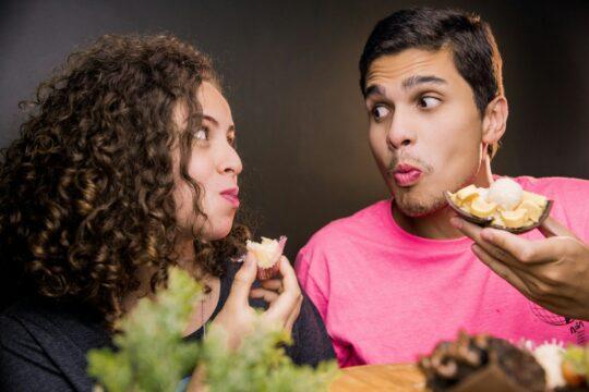egy férfi és egy nő szendvicset eszik