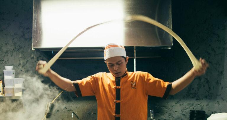 japán szakács tésztát gyúr