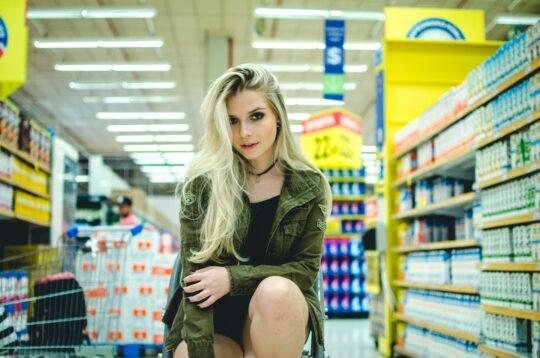 szőke nő egy szupermarket polcai között