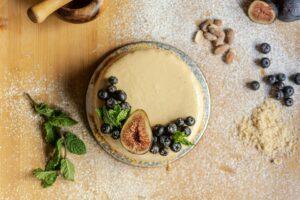 barna kör alakú étel, rajta gyümölcs