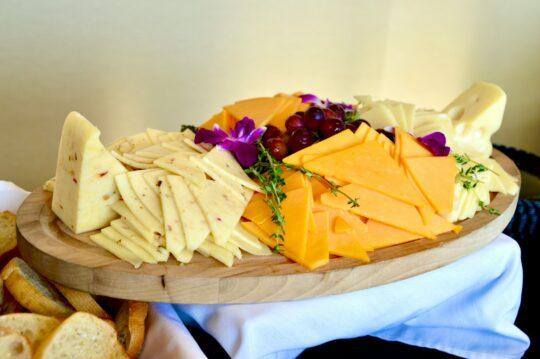 többféle sajt tálon