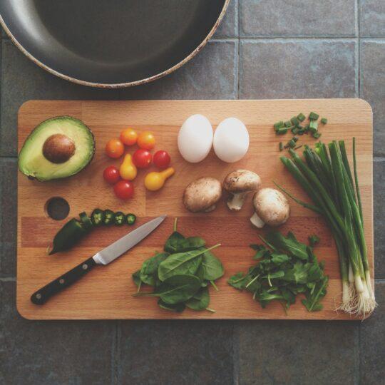 gomba, hagyma, tojás, avokádó, zöldség vágódeszkán