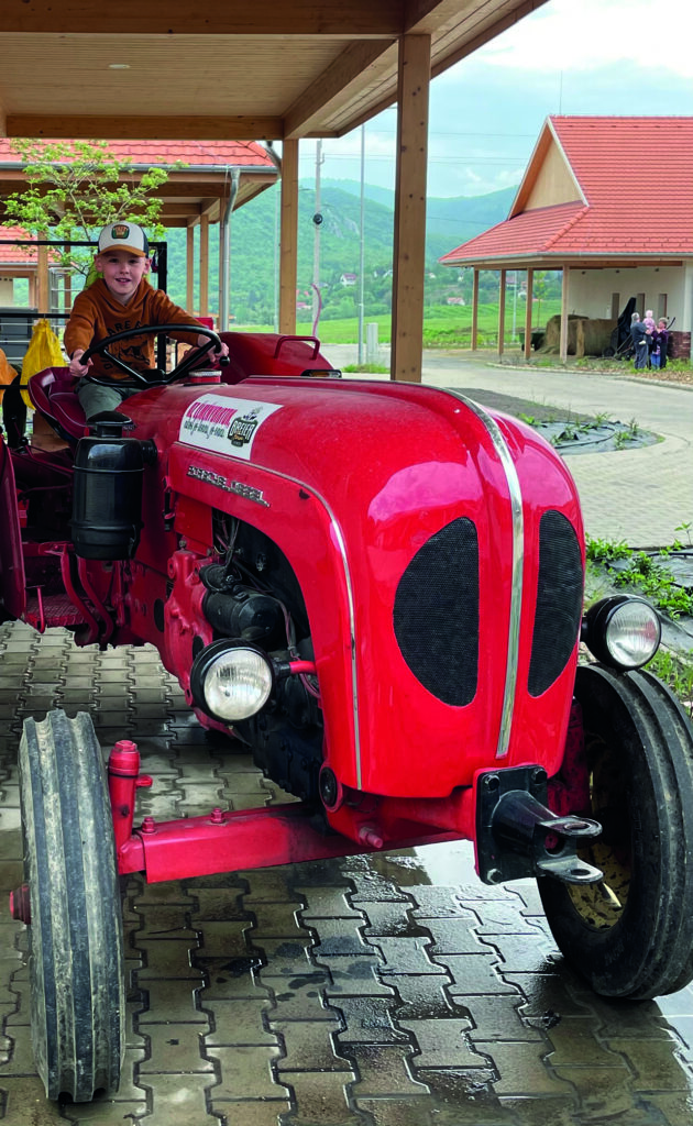 gyerek piros traktoron