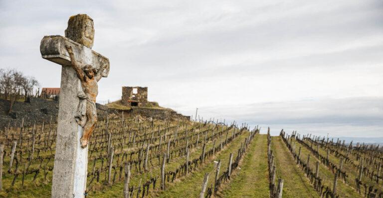 kereszt, épület és növény Somló hegyén