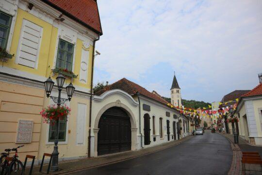 színes épületek Tokaj városában