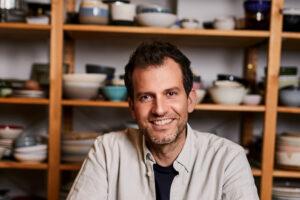 Fördös zé, borostás férfi ingben