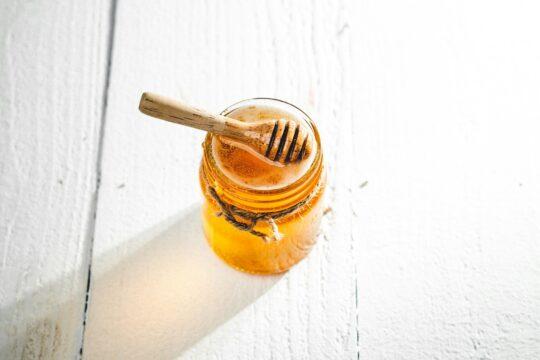 egy üveg méz felülnézetből