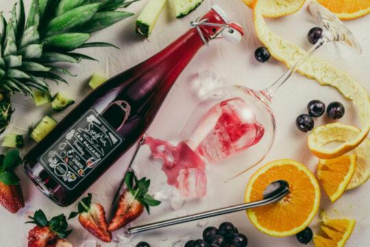 bor, borosüveg, borospohár, jégkocka, gyümölcsök