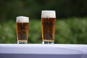 két söröspohár, benne sör