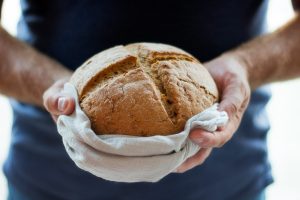 barna kenyér a kézben