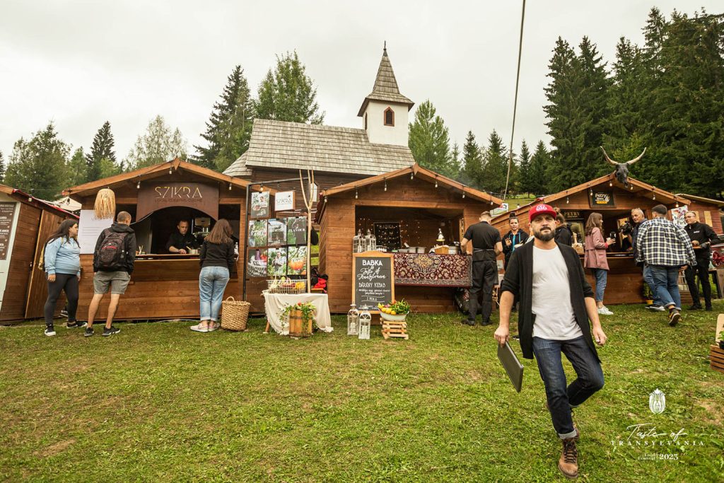Taste of Transylvania, fa bódék, mögötte templom