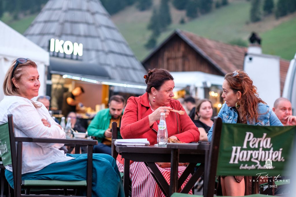 Taste of Transylvania, két nő eszik, mögöttük házak