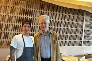 két ember áll egymás mellett, zazie